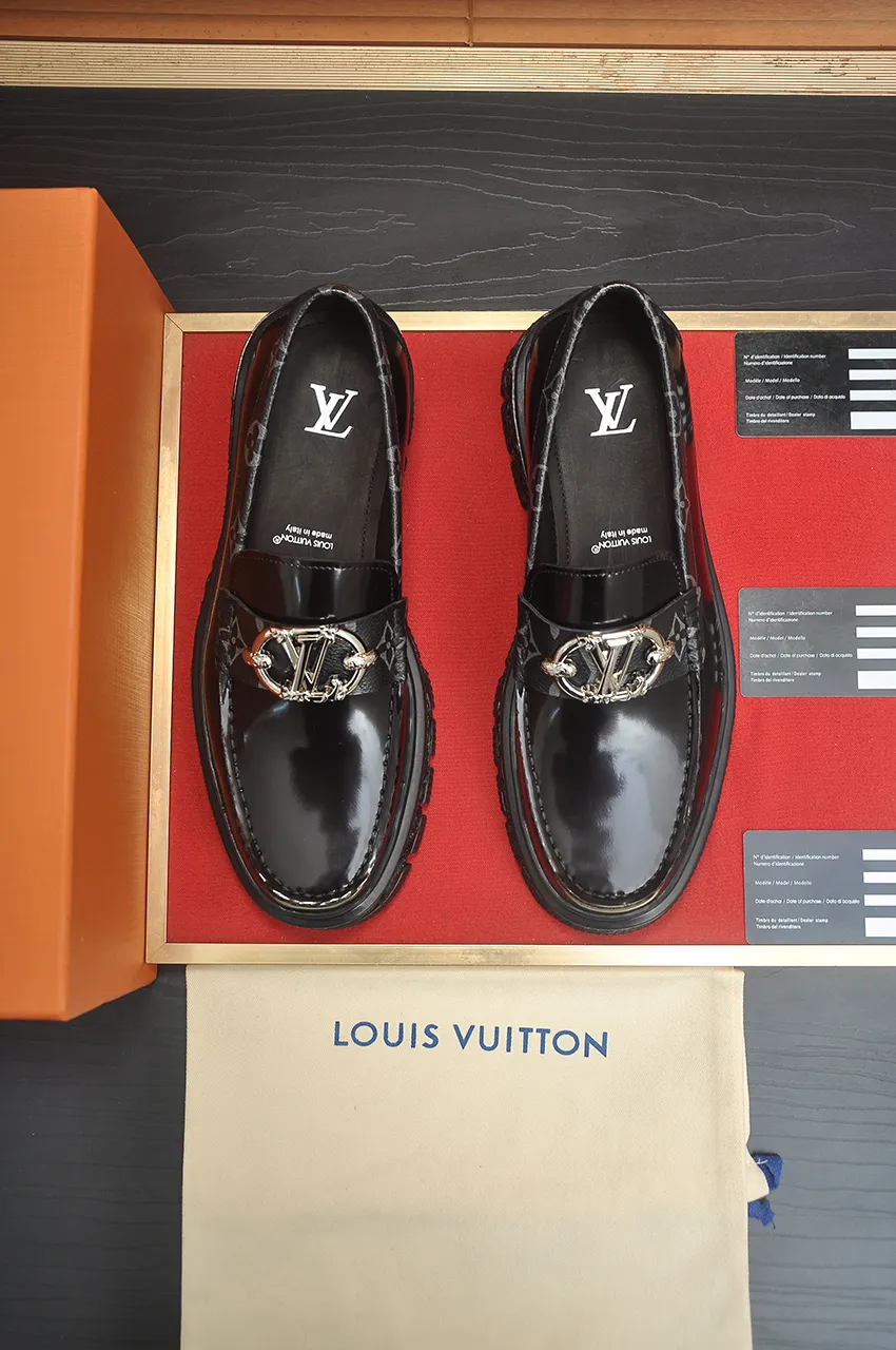 Men's men's shoes 💰760💶 [LV] (original single cowhide lining) 🍀LV's latest genuine leather business suit shoes are launched simultaneously on the official website. The first-layer cowhide imported from Italy is made of heavy gold, 💥official website 1:1 rubber outsole. Versatile to wear, high-end without losing class, and the color combination is extraordinary. This four-season style is alluring when worn on your feet, showing off your big-name flair. Standard code 39-44 (customized at 38.45)